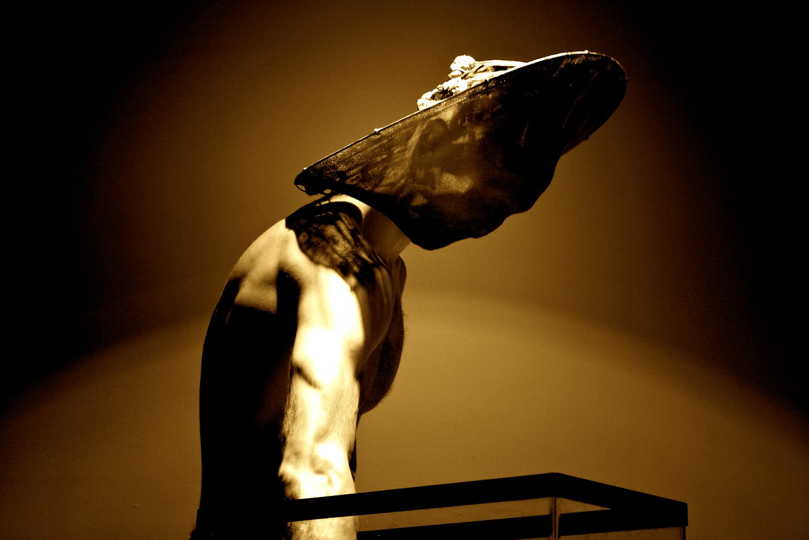 Lemur – performance still, Robert Tyree, copyright Miroslav Milos - Miroslav_Milos_5